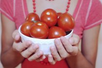 Tigela branca de tomates — Fotografia de Stock