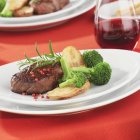 Steak de boeuf aux grains de poivre rose — Photo de stock