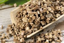 Vue rapprochée de l'écorce hachée de chêne commun dans une pelle en bois — Photo de stock