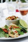Salada de camarão e abacate em prato branco sobre mesa — Fotografia de Stock