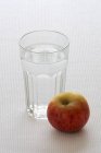 Стакан воды и свежее яблоко — стоковое фото