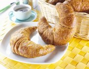 Croissants fraîchement cuits au four pour le petit déjeuner — Photo de stock