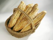 Panes franceses crujientes en cesta - foto de stock