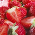 Halbierte frische Erdbeeren — Stockfoto