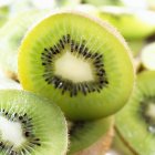 Frutas kiwi cortadas pela metade, close-up — Fotografia de Stock