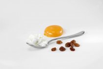 Яичный белок на ложке — стоковое фото