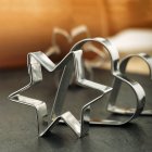 Vista close-up de cortadores de biscoito em forma de coração e estrela — Fotografia de Stock