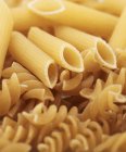 Pasta Fusilli y pasta de rigate penne - foto de stock