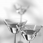 Óculos Martini na mesa — Fotografia de Stock