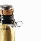 Cierre de botella de vino espumoso - foto de stock