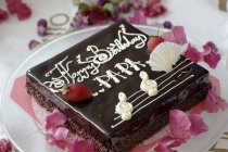 Квадратний торт на день народження зі знаком — стокове фото