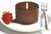Chocolate cake with fresh strawberry — Stock Photo