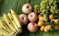 Свежие фрукты на пальмовых листьях — стоковое фото