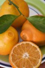 Mandarinas frescas maduras con la mitad - foto de stock
