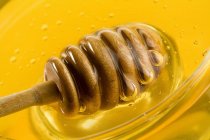Wooden honey dipper — Stock Photo