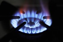 Vista de primer plano de la estufa de gas en llamas - foto de stock