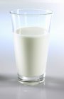Склянка свіжого органічного молока — стокове фото