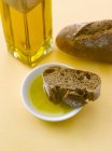 Rebanada de baguette de centeno en aceite de oliva - foto de stock
