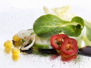 Овощной салат с бальзамическим уксусом на белой поверхности — стоковое фото
