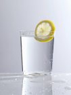 Agua con rodaja de limón - foto de stock