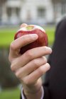 Mão humana segurando maçã — Fotografia de Stock