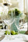 Vista close-up de mesa colocada com copos de vinho — Fotografia de Stock