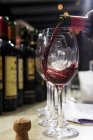Лиття червоного вина в склянку — стокове фото
