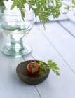 Tomate e salsa em tigela de madeira — Fotografia de Stock