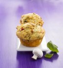 Muffins vegetais com manjericão e cogumelos — Fotografia de Stock