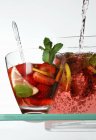 Erdbeerpunsch in Glasschalen — Stockfoto