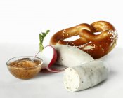 Salsicha branca Weisswurst com pretzel — Fotografia de Stock