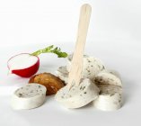 Weißwurst - Weißwurst, Holzgabel, milder Senf und Rettich auf weißem Hintergrund — Stockfoto