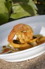 Vue rapprochée de la crevette royale sur pomme de cajou grillée avec sauces — Photo de stock