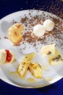 Крупный план сладких кусочков на белой тарелке — стоковое фото