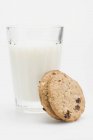 Vaso de leche con dos galletas - foto de stock
