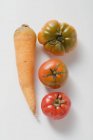 Uma cenoura e três tomates — Fotografia de Stock