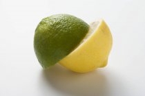 Moitié citron vert et moitié citron — Photo de stock
