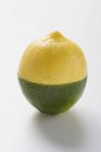 Напіввапно і наполовину лимон — стокове фото