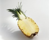 Demi ananas mûr — Photo de stock