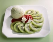 Kiwi ice cream — Stock Photo
