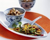 Vegetais asiáticos misturados com tiras de peru marinado — Fotografia de Stock