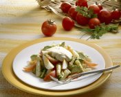 Asparagi con avocado e insalata di uova — Foto stock
