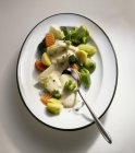 Légumes cuits à la vapeur avec sauce — Photo de stock