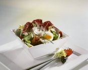 Foglie di insalata con strisce di prosciutto — Foto stock