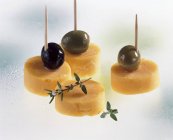 Cheddar-Käse und Oliven — Stockfoto