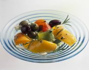 Крупним планом маринований перець з оливками — стокове фото