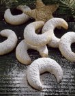 Vista close-up de crescentes de canela polvilhado com açúcar de confeiteiro — Fotografia de Stock