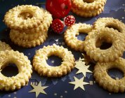 Biscoitos em forma de anel com amêndoas picadas — Fotografia de Stock
