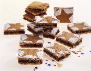 Крупный план пряничных ломтиков с шоколадом и ореховой начинкой — стоковое фото