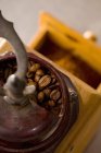 Moinho de café velho com grãos — Fotografia de Stock